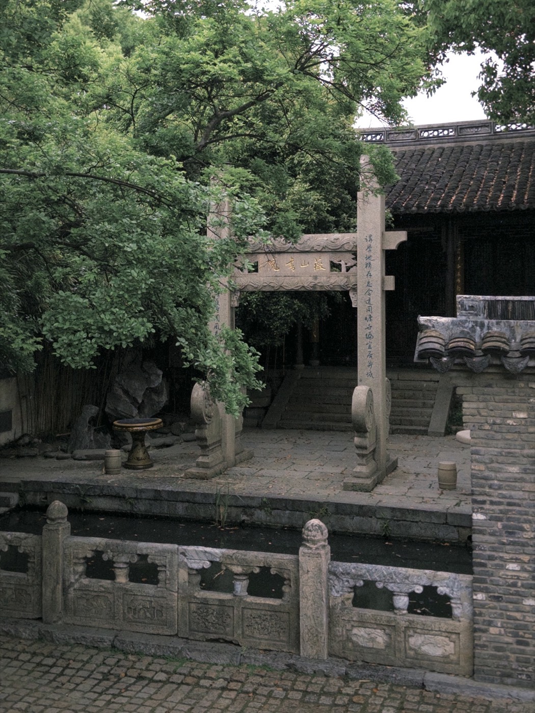 树木与古建筑围合的园林入口