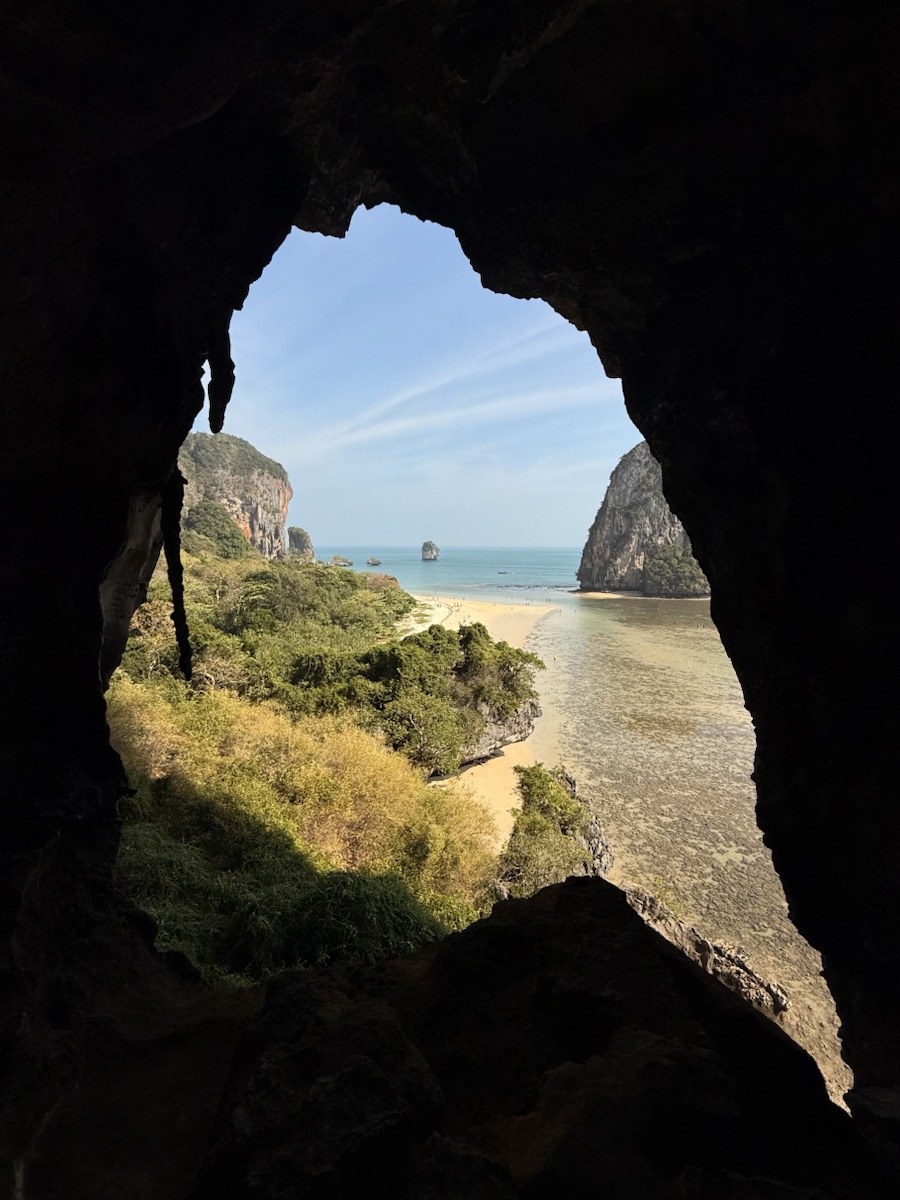 从洞穴望向热带海岸