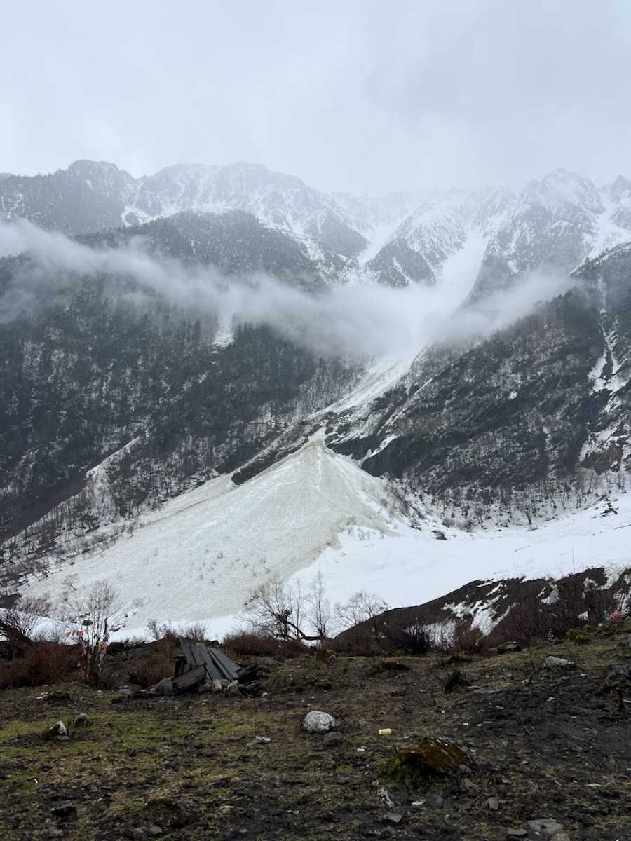 积雪覆盖的山谷