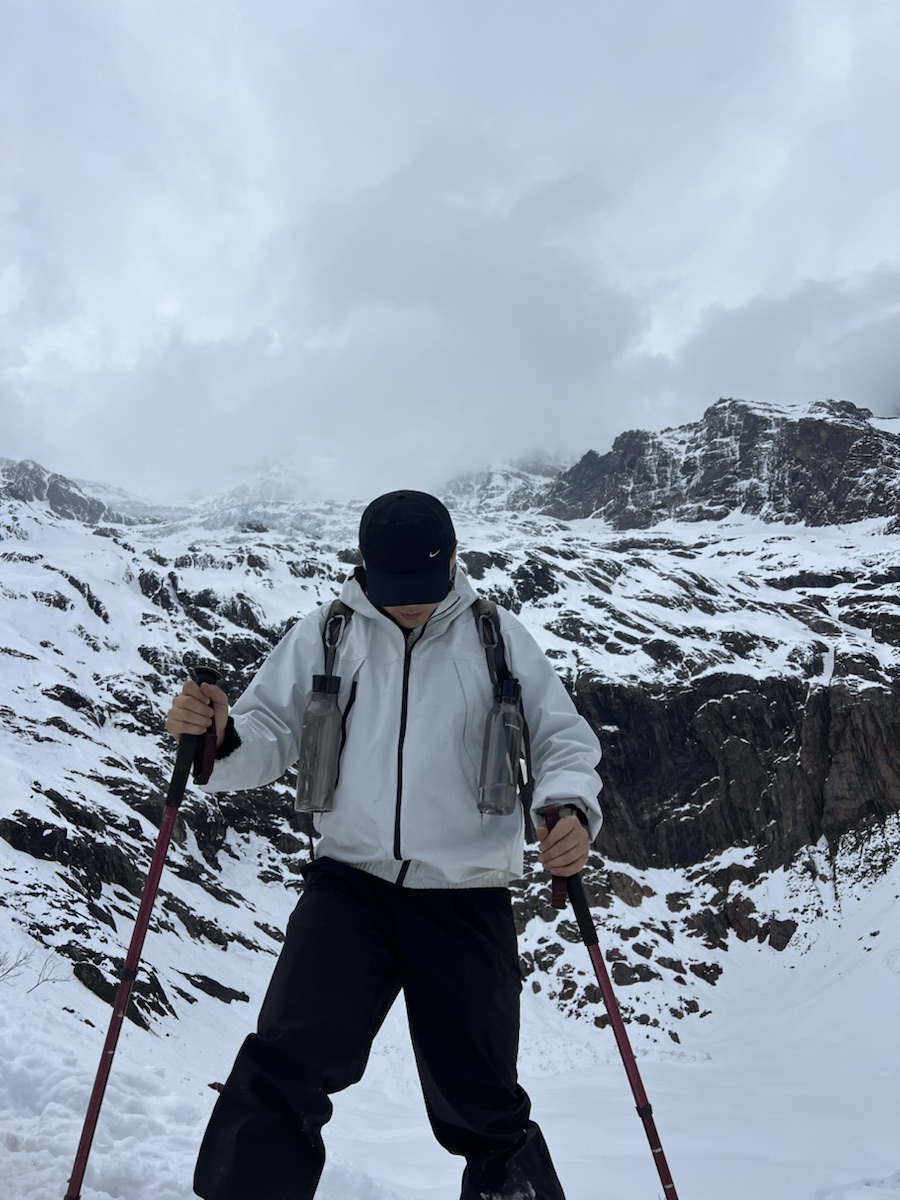 雪地中徒步的人