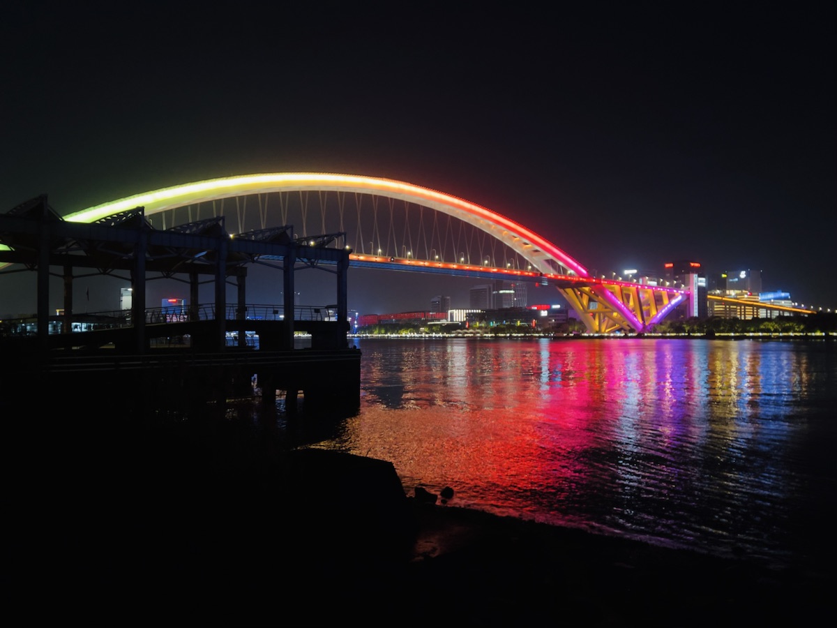 夜色中亮起彩虹灯光的桥梁