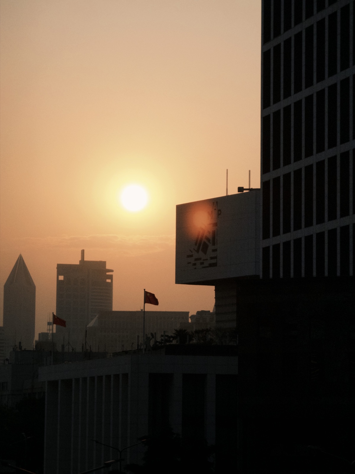 夕阳落在城市建筑之间