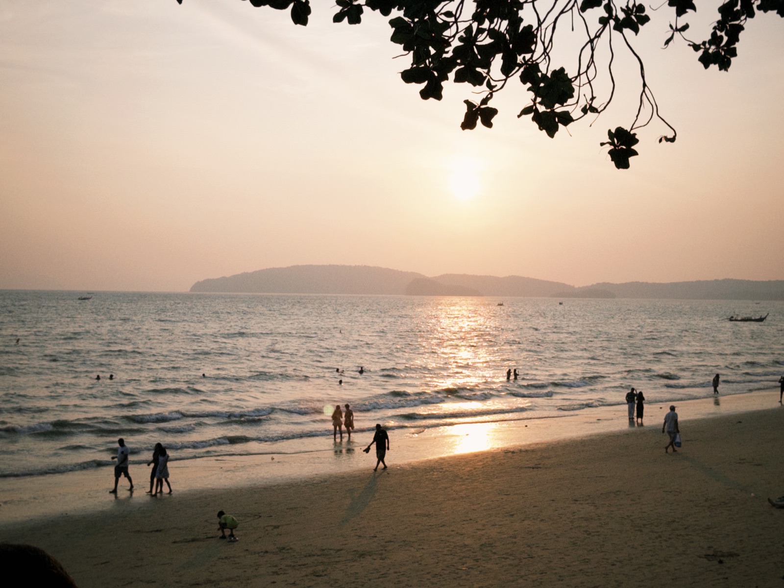 夕阳下有人群漫步的海滩